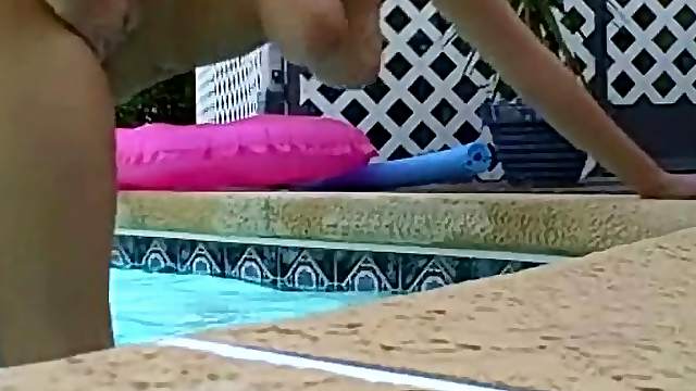 Amateur Couple Fuck In The Pool In Sunny Florida